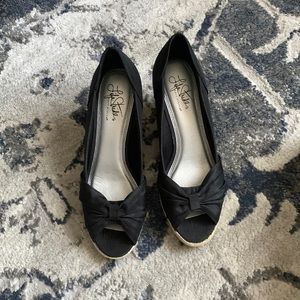 Super cute, black wedge heel hey
